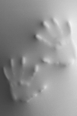 UN TIO CON UNA BOLSA EN LA CABEZA